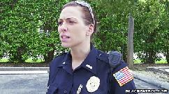 Un poliziotto femmina tira su il sospetto nero e succhia il suo cazzo