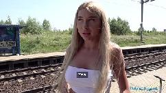 Agente pubblico stazione ferroviaria sesso pubblico con bella donna